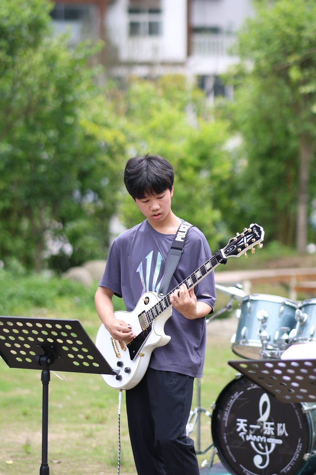 电吉他手学员户外演出