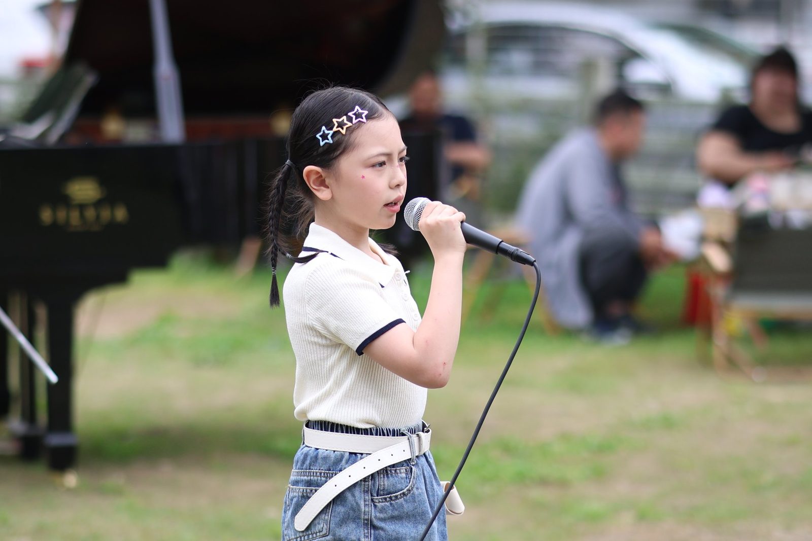 小学员户外演唱